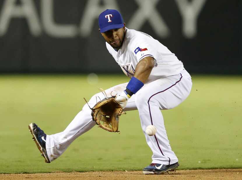 Texas Rangers shortstop Elvis Andrus (1) fields a ball hit by Detroit Tigers third baseman...