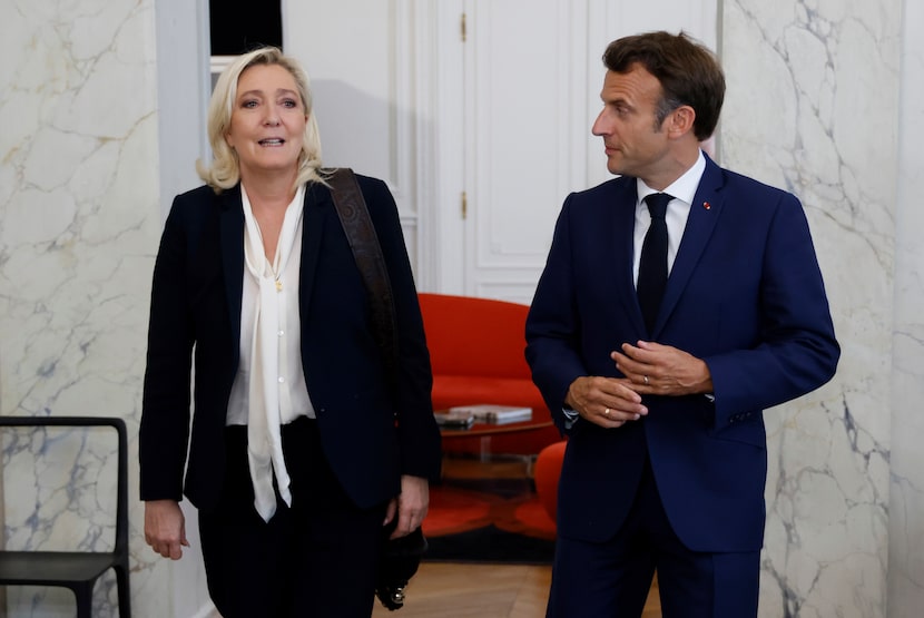 ARCHIVO - El presidente de Francia, Emmanuel Macron, a la derecha, se reúne con la líder del...