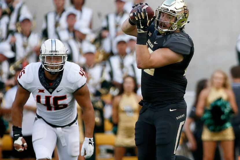 Baylor tight end Jordan Feuerbacher (85) catches a 36-yard pass over Oklahoma State...