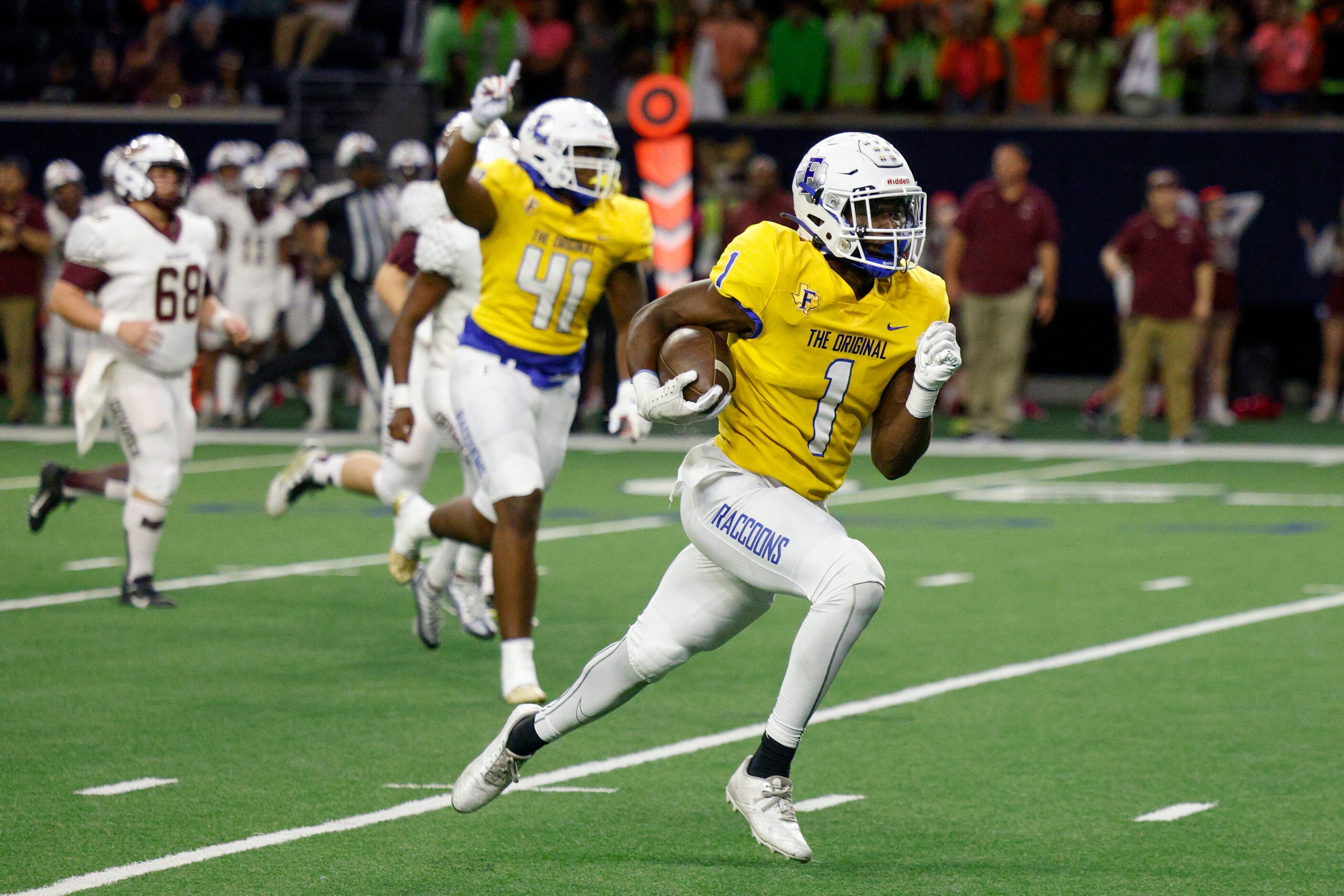 Frisco running back Jordon Hamilton (1) returns a punt for a touchdown during the first half...