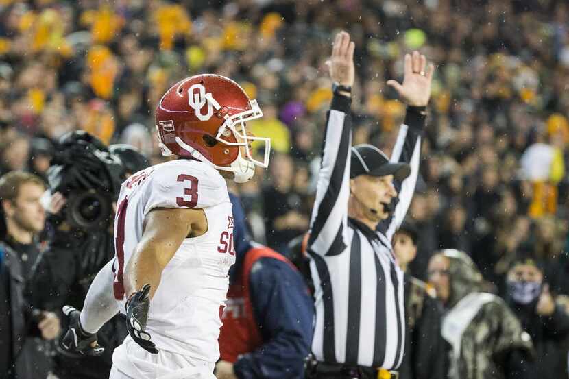 Oklahoma Sooners wide receiver Sterling Shepard (3) celebrates after scoring on a 39-yard...
