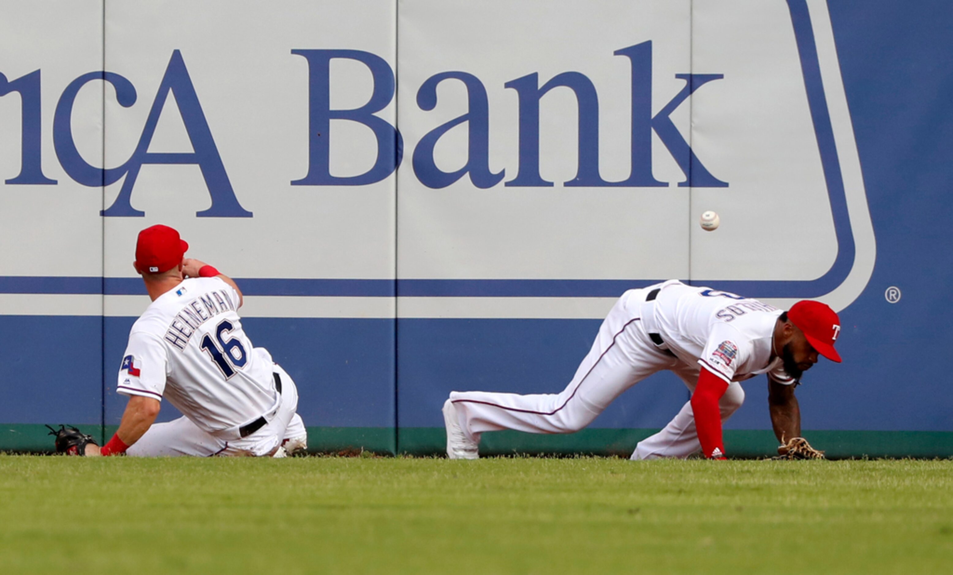 Texas Rangers right fielder Scott Heineman (16) and center fielder Delino DeShields, right,...