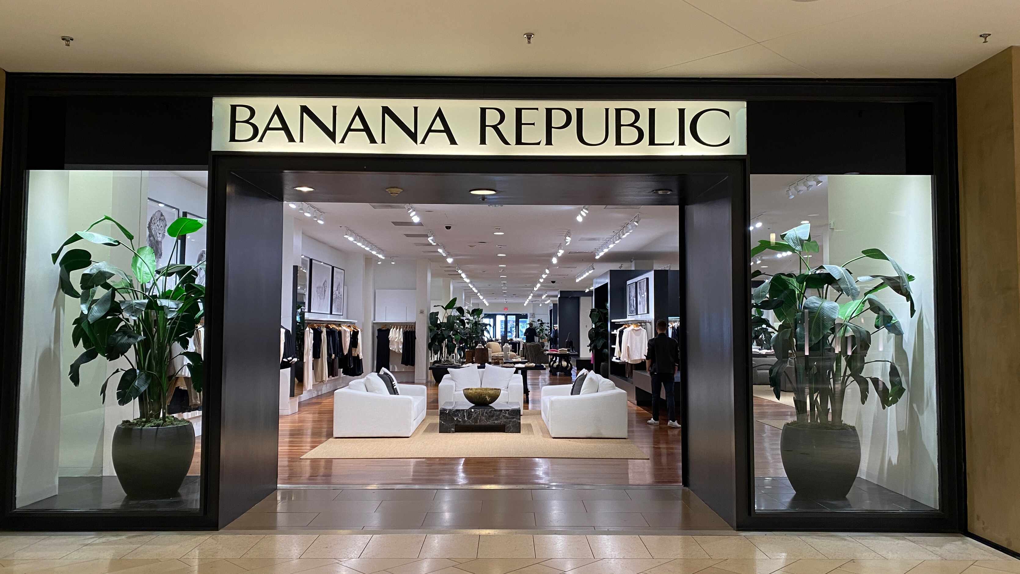 Banana Republic en Galleria Dallas ahora vende muebles y artículos para el  hogar