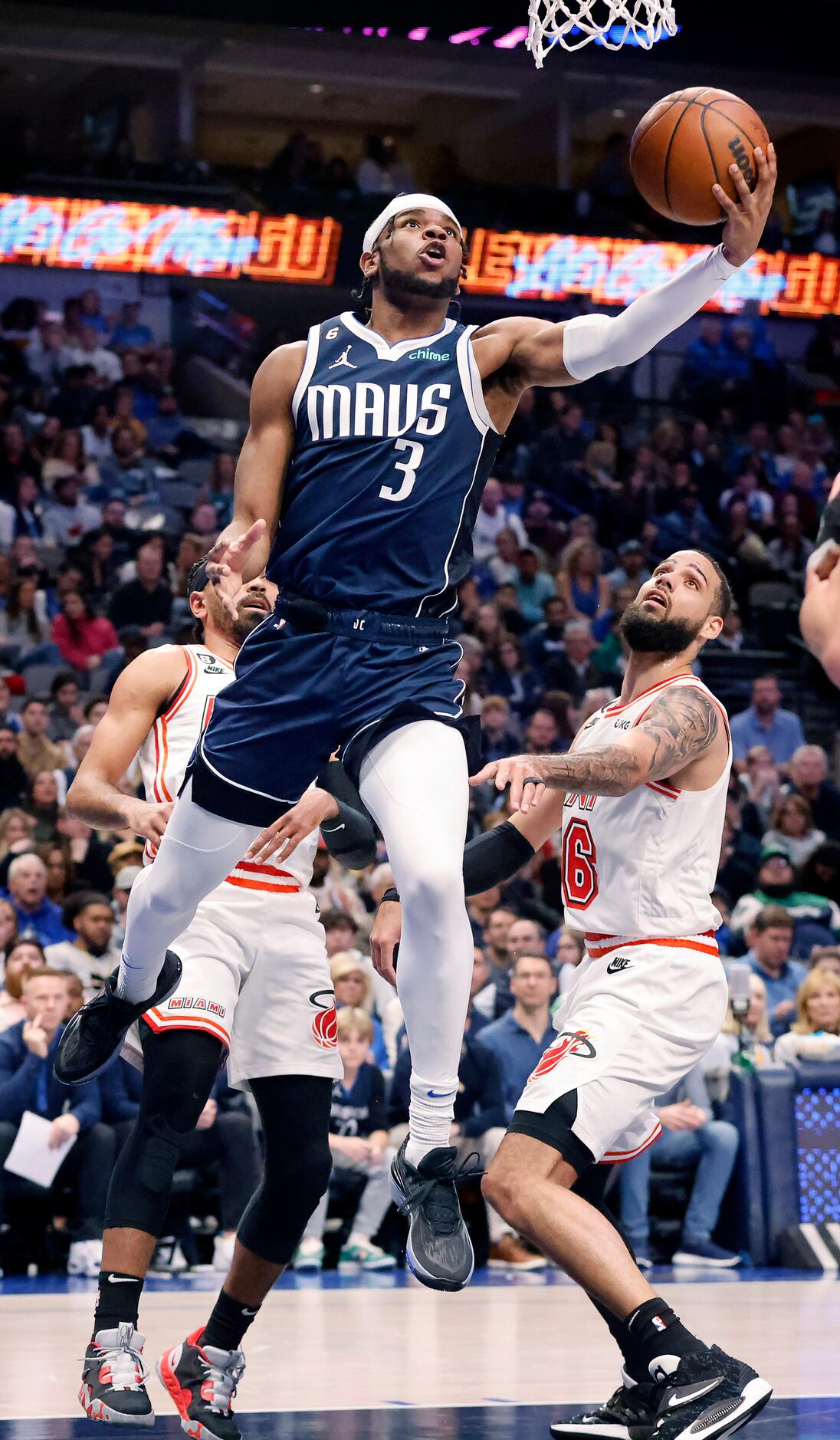 Tim Hardaway Jr. goes baseline, hits reverse layup