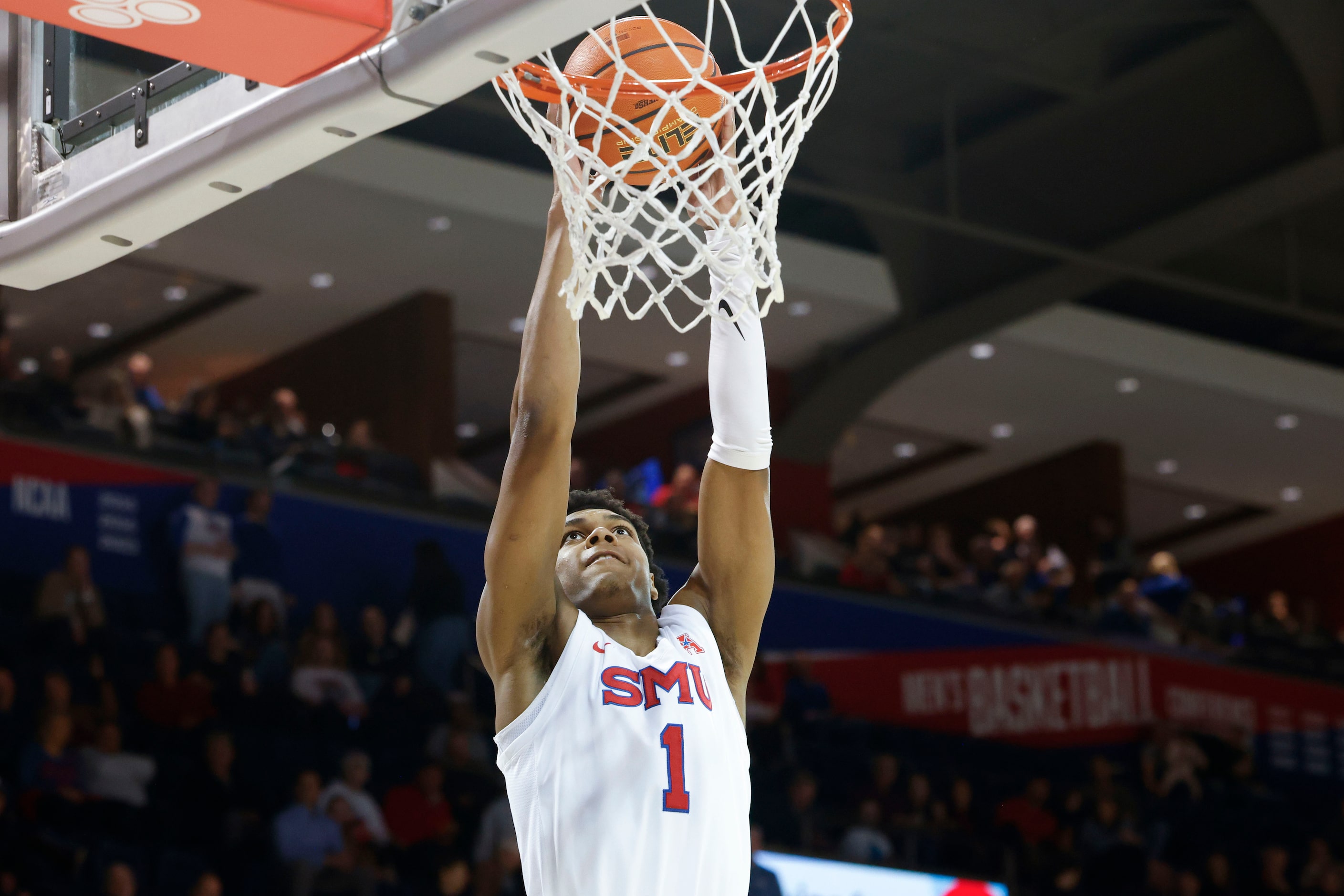 Southern Methodist guard Zhuric Phelps dunks against Tulsa during the first half of a...