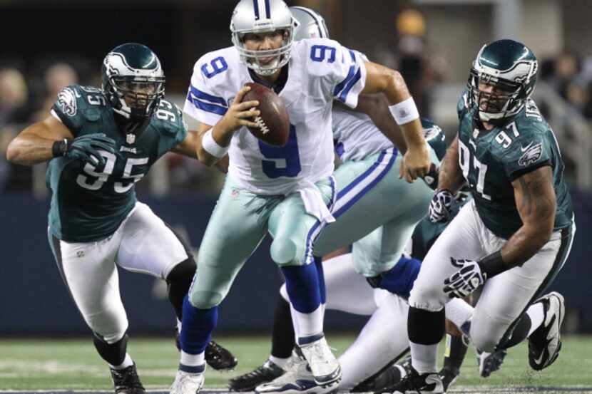 Dallas quarterback Tony Romo (9) scrambles for yardage on a first-quarter run as Eagles'...