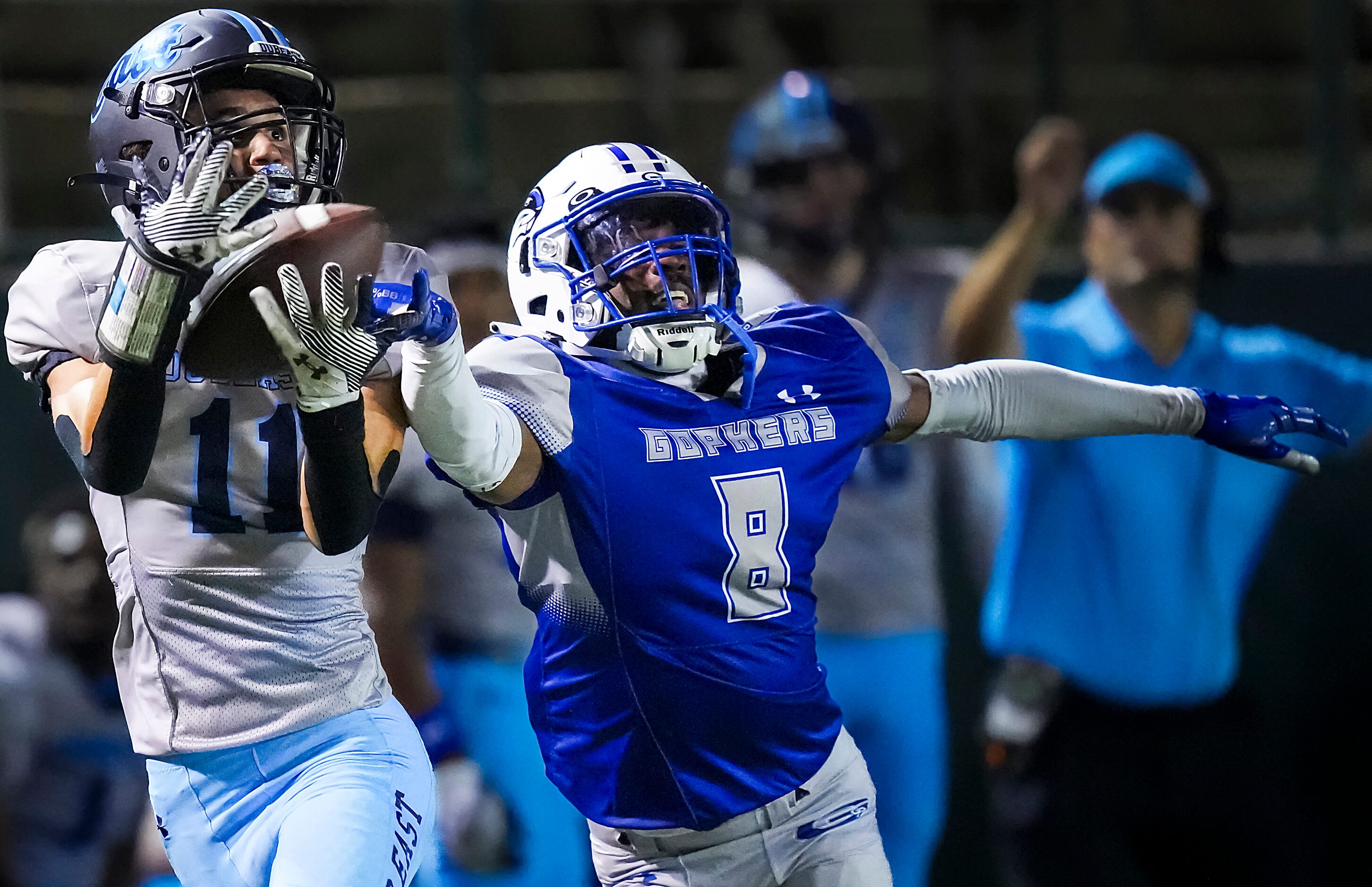 Wylie East wide receiver Amarean Porter (11) hauls in a 39-yard pass as Grand Prairie...