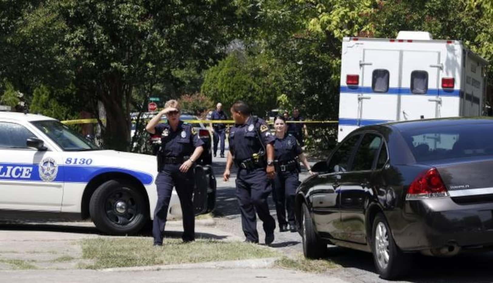 Policías de Dallas acordonan la casa donde un agente mató a un adolescente que amenazaba a...