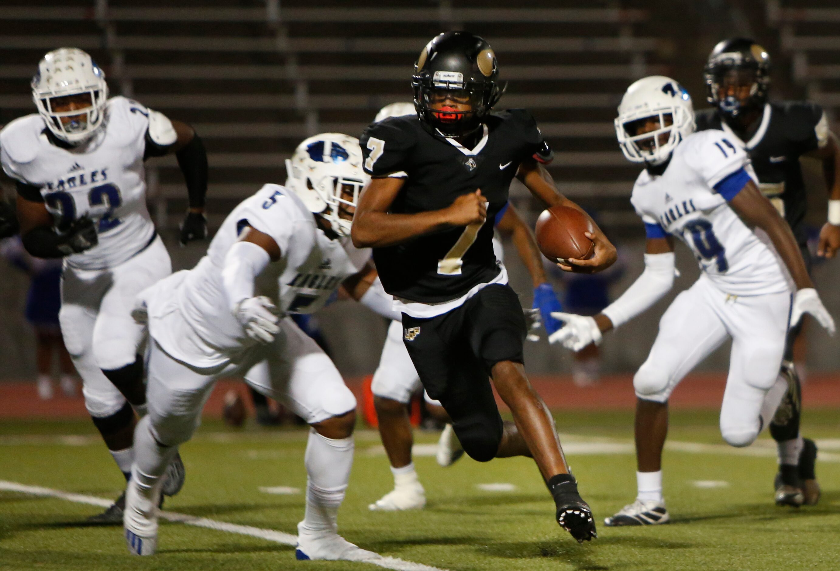 Dallas Pinkston quarterback Damareya Jones (7) scrambles then rambles through the Wilmer...