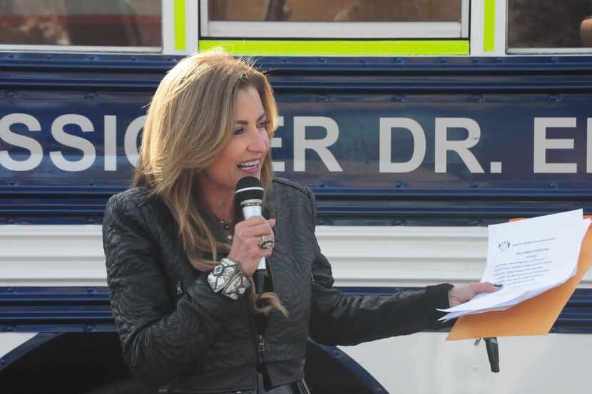 La comisionada Elba García donó un autobús para adultos mayores en West Dallas (ESPECIAL...