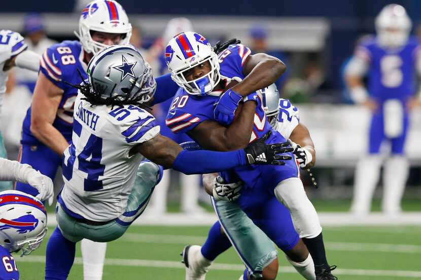 El linbacker de los Dallas Cowboys,  Jaylon Smith (54), taclea a un jugador de los Bills de...