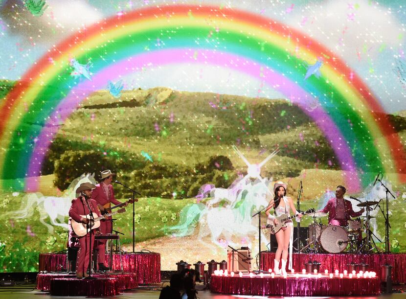 Kacey Musgraves' colorful backdrop (Photo by Chris Pizzello/Invision/AP)