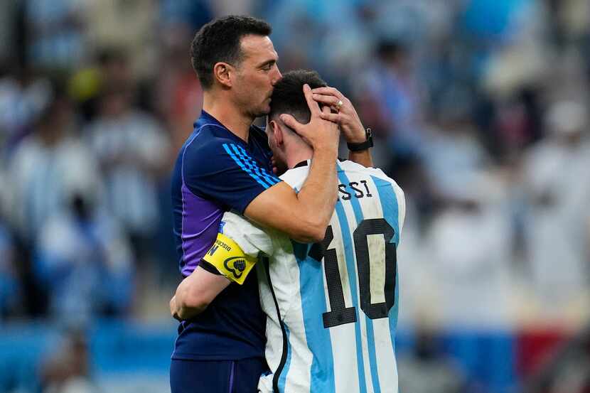 El entrenador de la selección de Argentina, Lionel Scaloni (izq), besa a Lionel Messi, al...