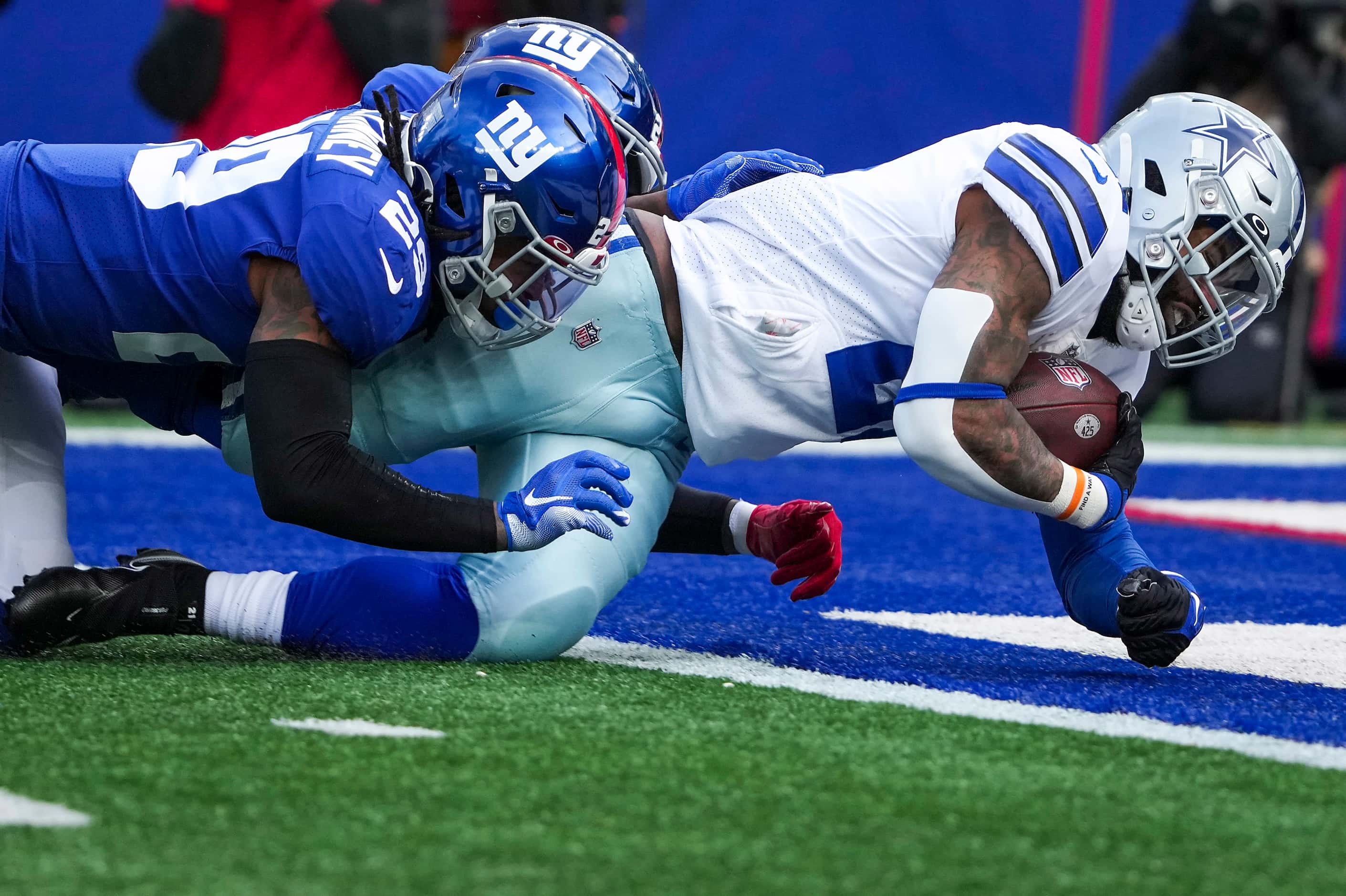 Dallas Cowboys running back Ezekiel Elliott (21) scores on a 13-yard touchdown run past New...