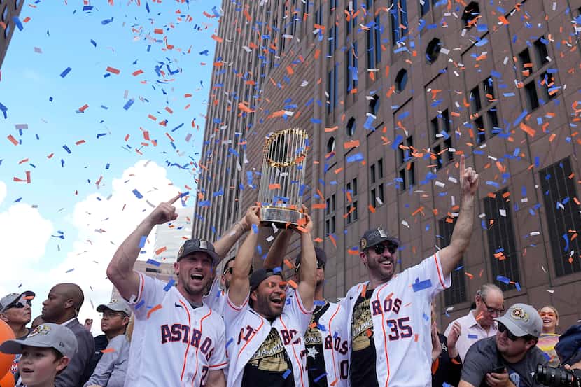 Jugadores de los Astros de Houston celebran con el trofeo de campeón de Grandes Ligas,...