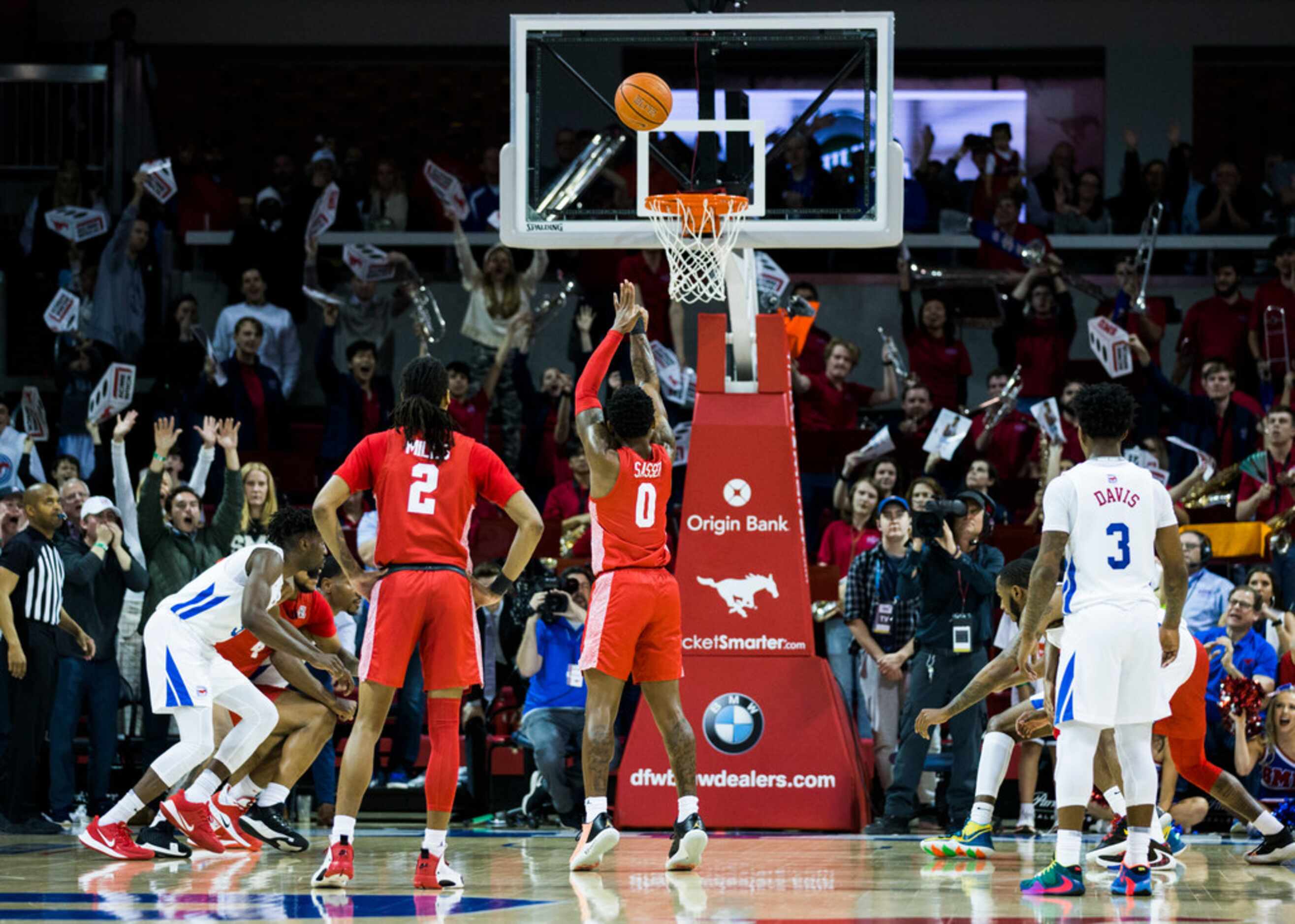 Houston Cougars guard Marcus Sasser (0) makes a penalty shot to tie the game during the...