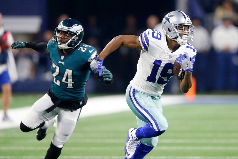 Dallas Cowboys wide receiver Amari Cooper (19) races past Philadelphia Eagles free safety...