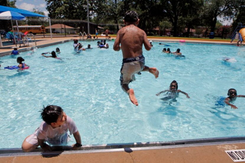 Recomiendan que un padre de familia se encargue de observar a los niños en una piscina. BEN...