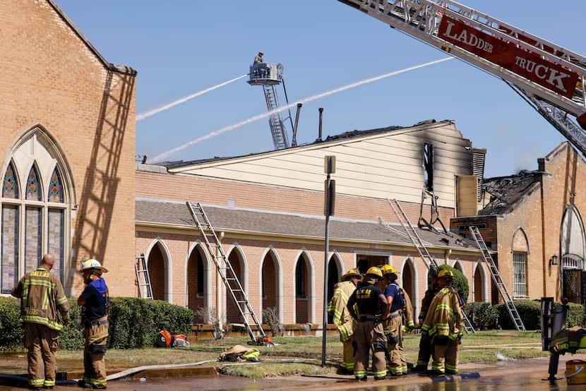 Bomberos de Dallas Fire-Rescue trabajando para extinguir el fuego en la Saintsville...