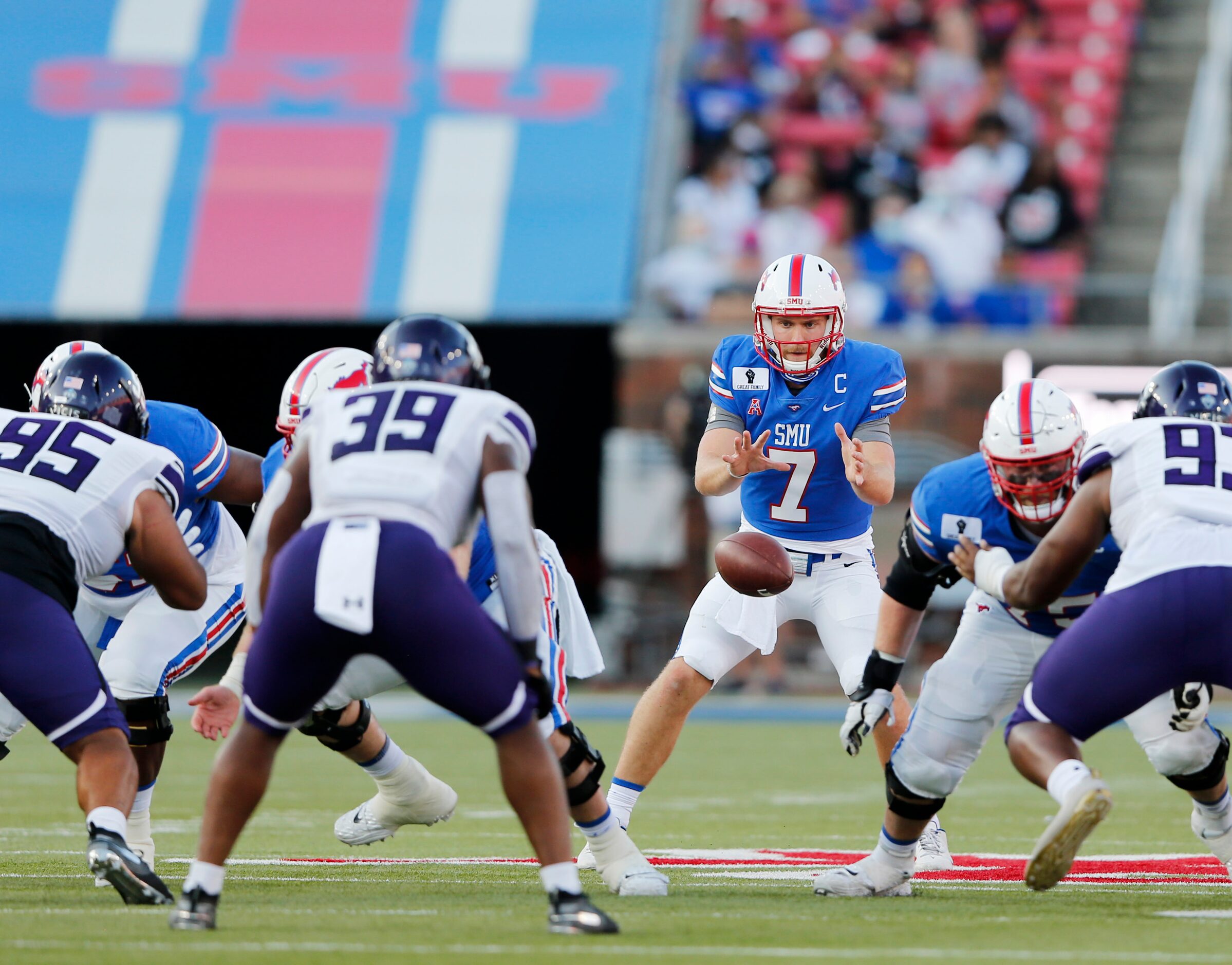 Southern Methodist Mustangs quarterback Shane Buechele (7) prepares to take the snap in a...