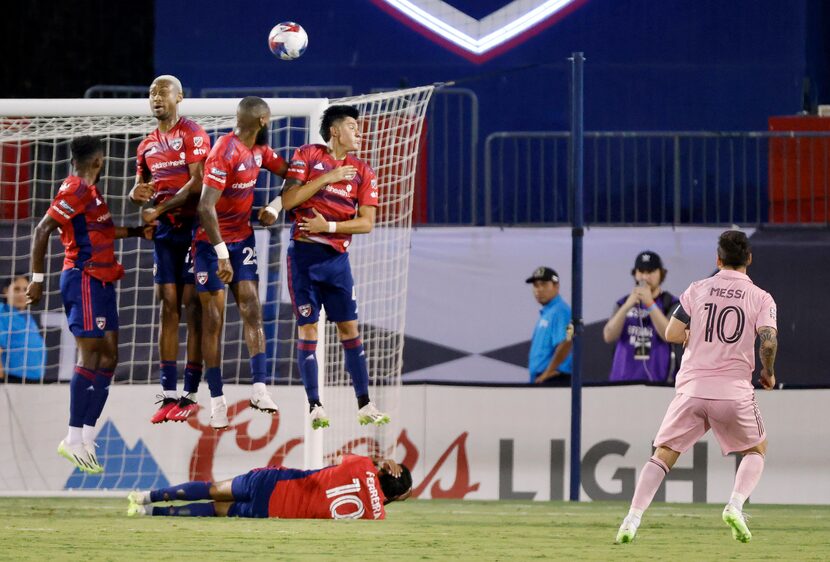 Inter Miami forward Lionel Messi (10) scores over the FC Dallas defense on a free kick...