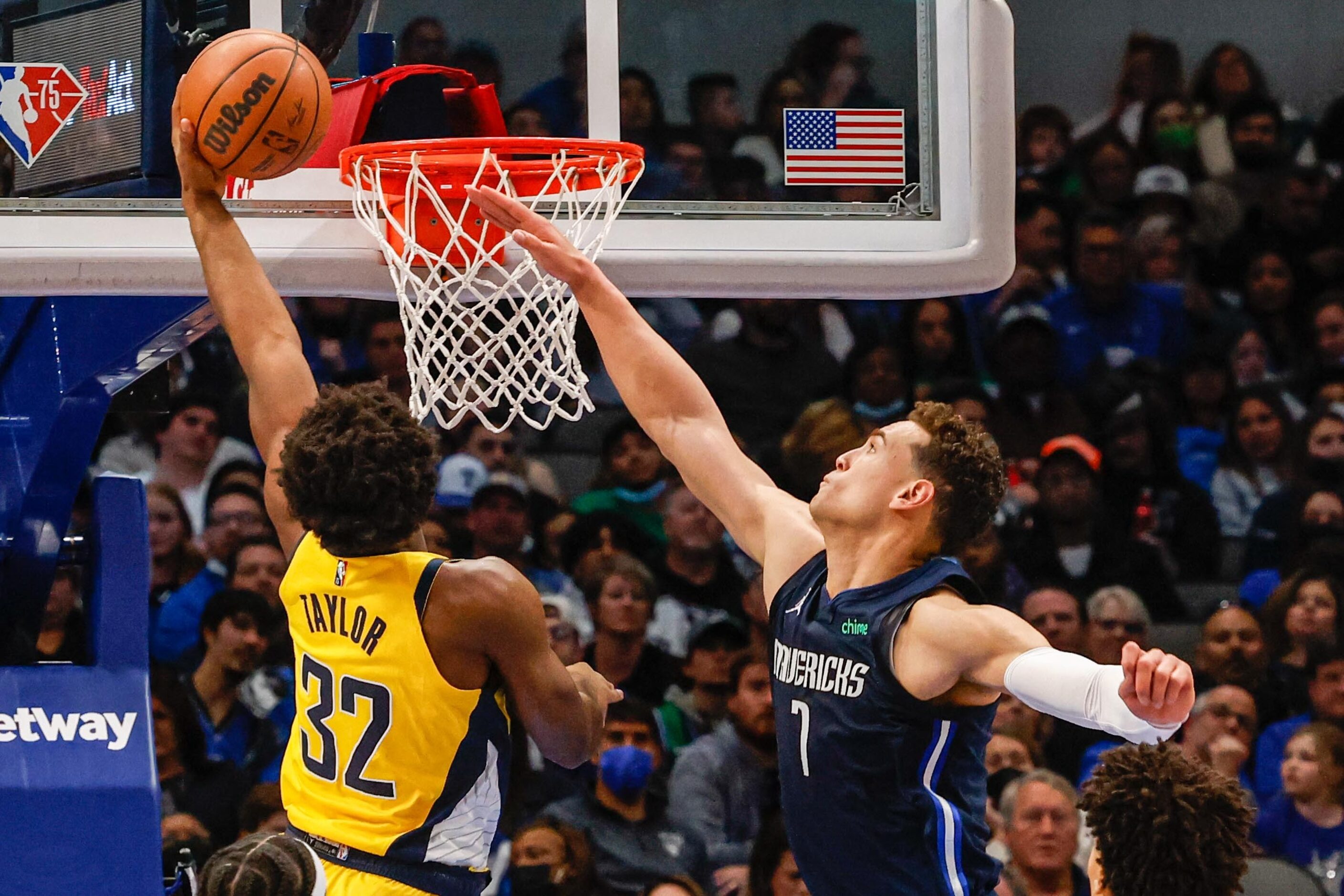 Indiana Pacers guard Terry Taylor (32) goes to the basket as Dallas Mavericks center Dwight...