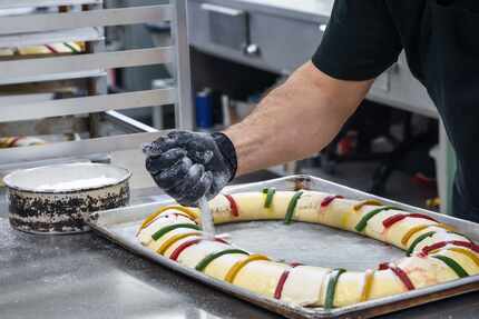 El panadero Isaac Ramirez prepara Rosca de Reyes, en Tango Bakery en Garland el jueves 5 de...