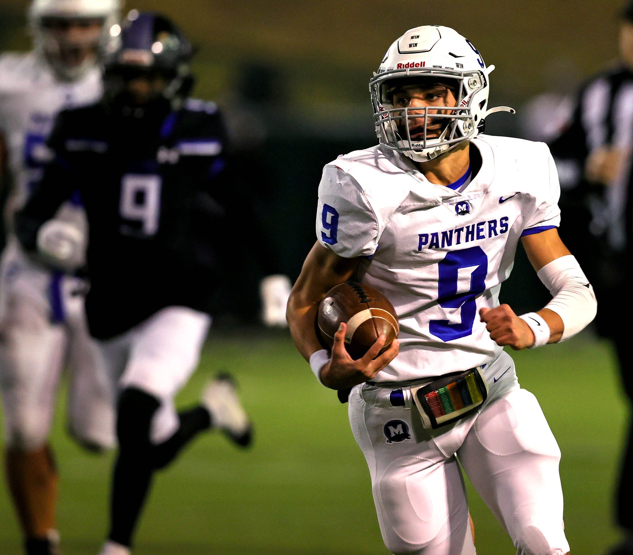 Midlothian quarterback Chad Ragle (9) runs for a nice gain against Mansfield Summit during...