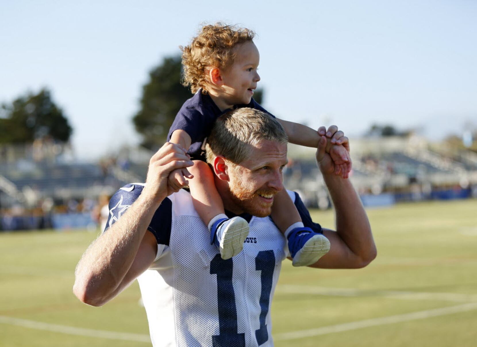 Observations from Oxnard: Dez Bryant, Jason Witten play with their kids  after practice