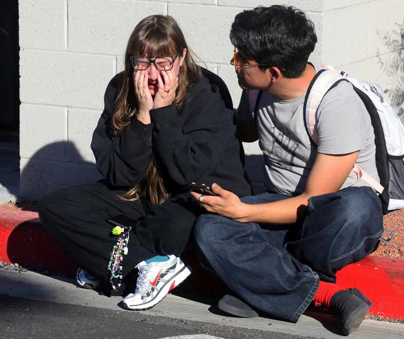 Amanda Perez (izquierda) es consolada por otro estudiante, Alejandro Barron, tras un tiroteo...