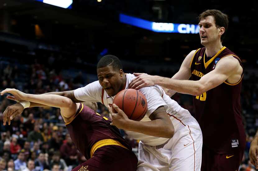 Cameron Ridley fights for space against Arizona State during the second round of the NCAA...