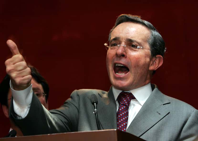 Álvaro Uribe ganó la reeleción en 2006 y luego intentó buscar un tercer mandato, algo que la...
