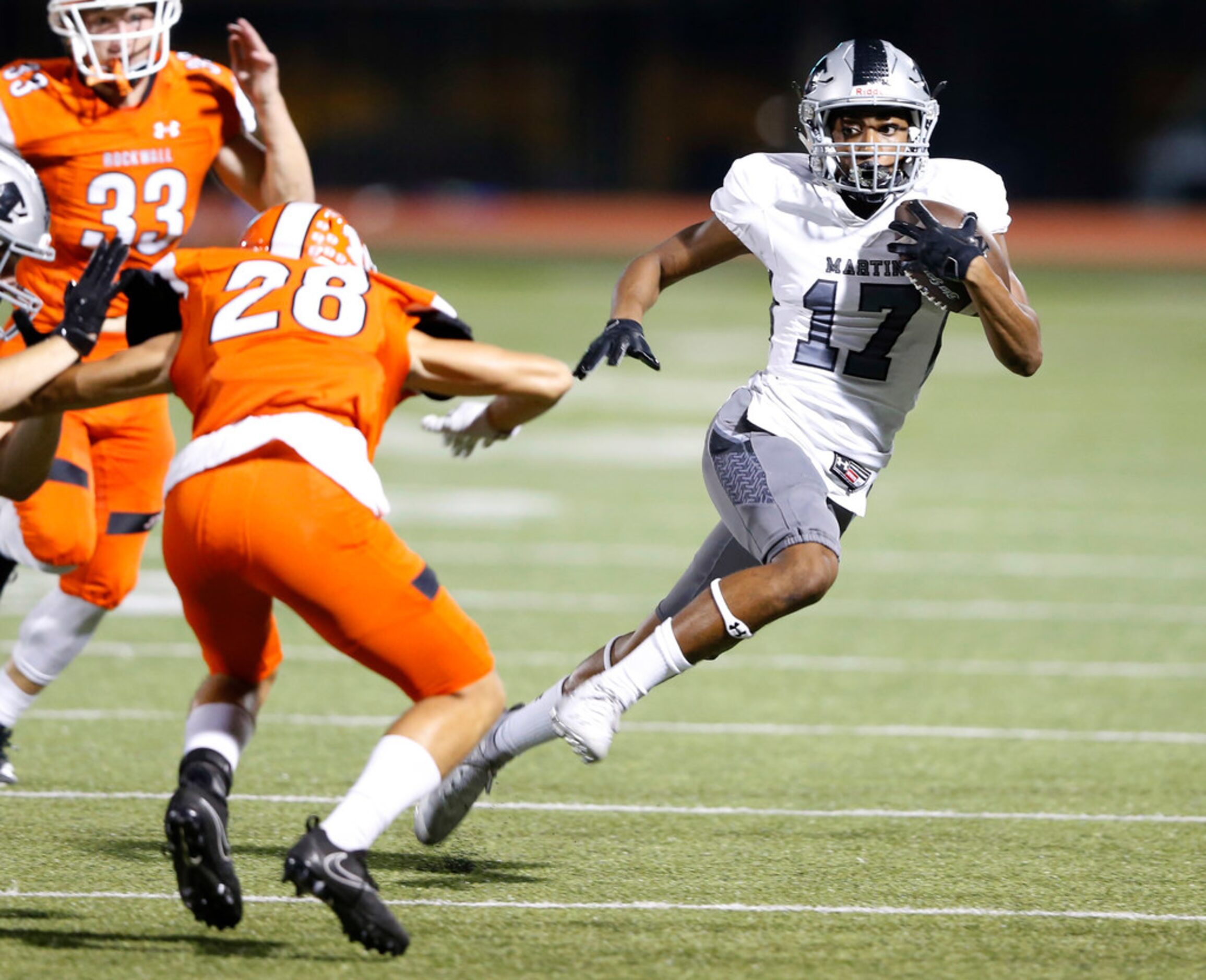 Arlington Martin's Kyron Askey (17) runs up the field as Rockwall's Jackson Gillock (28)...