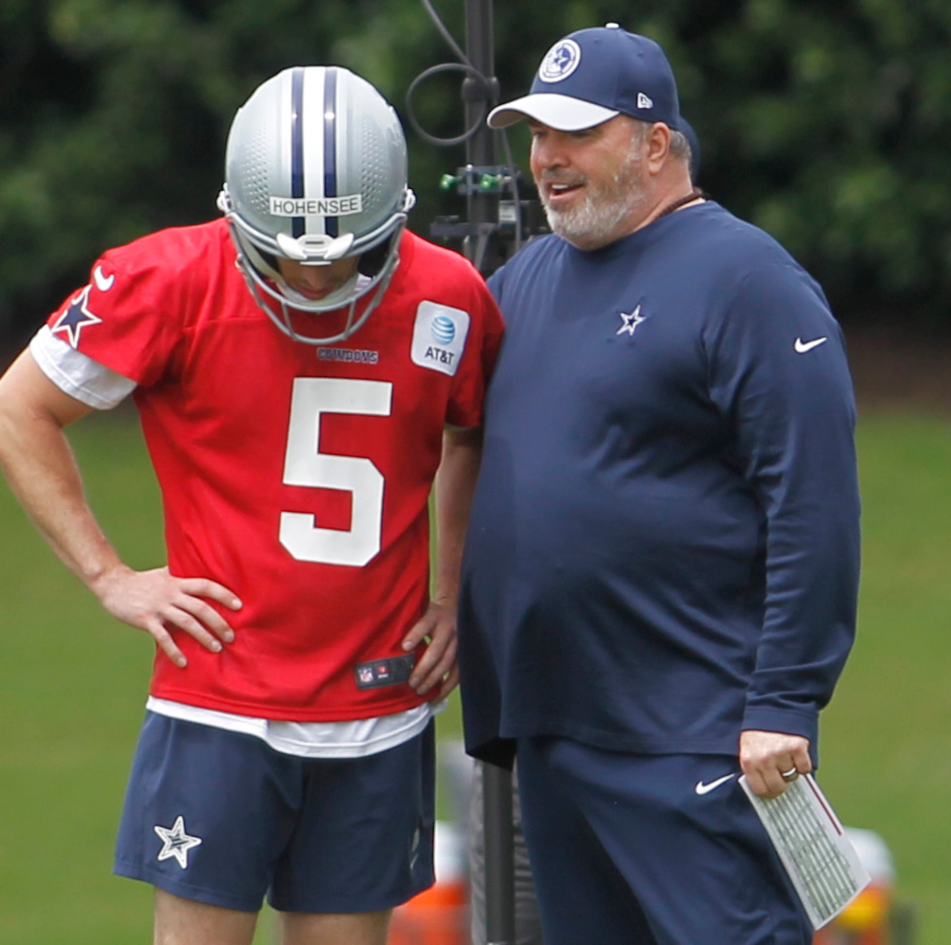 Dallas Cowboys head coach Mike McCarthy, right, shares a play selection with Cowboys...