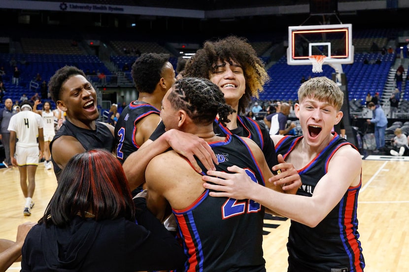 Duncanville forward Davion Sykes (22), Duncanville guard Anthony Black (0) and Duncanville...