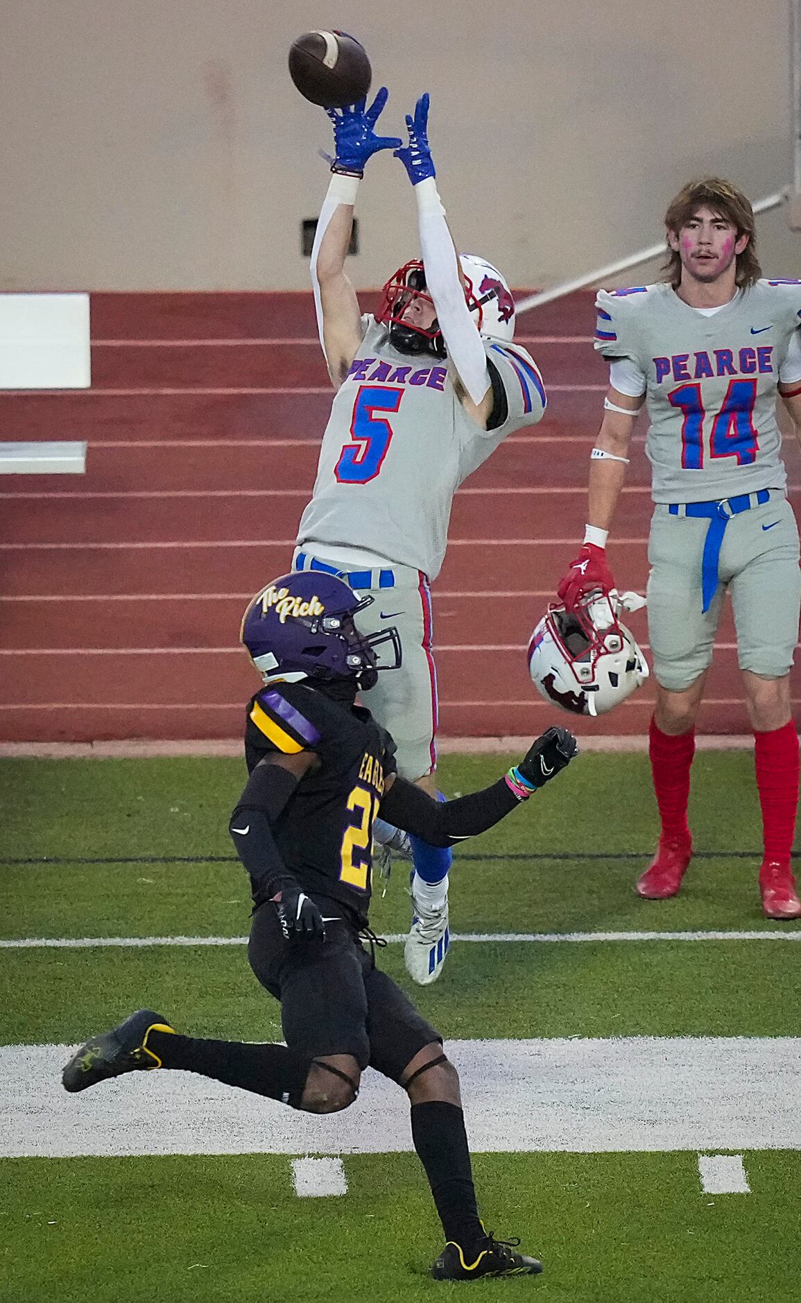 Richardson wide receiver Pearce Jack McGarry (5) makes a catch over Richardson’s Chayse...