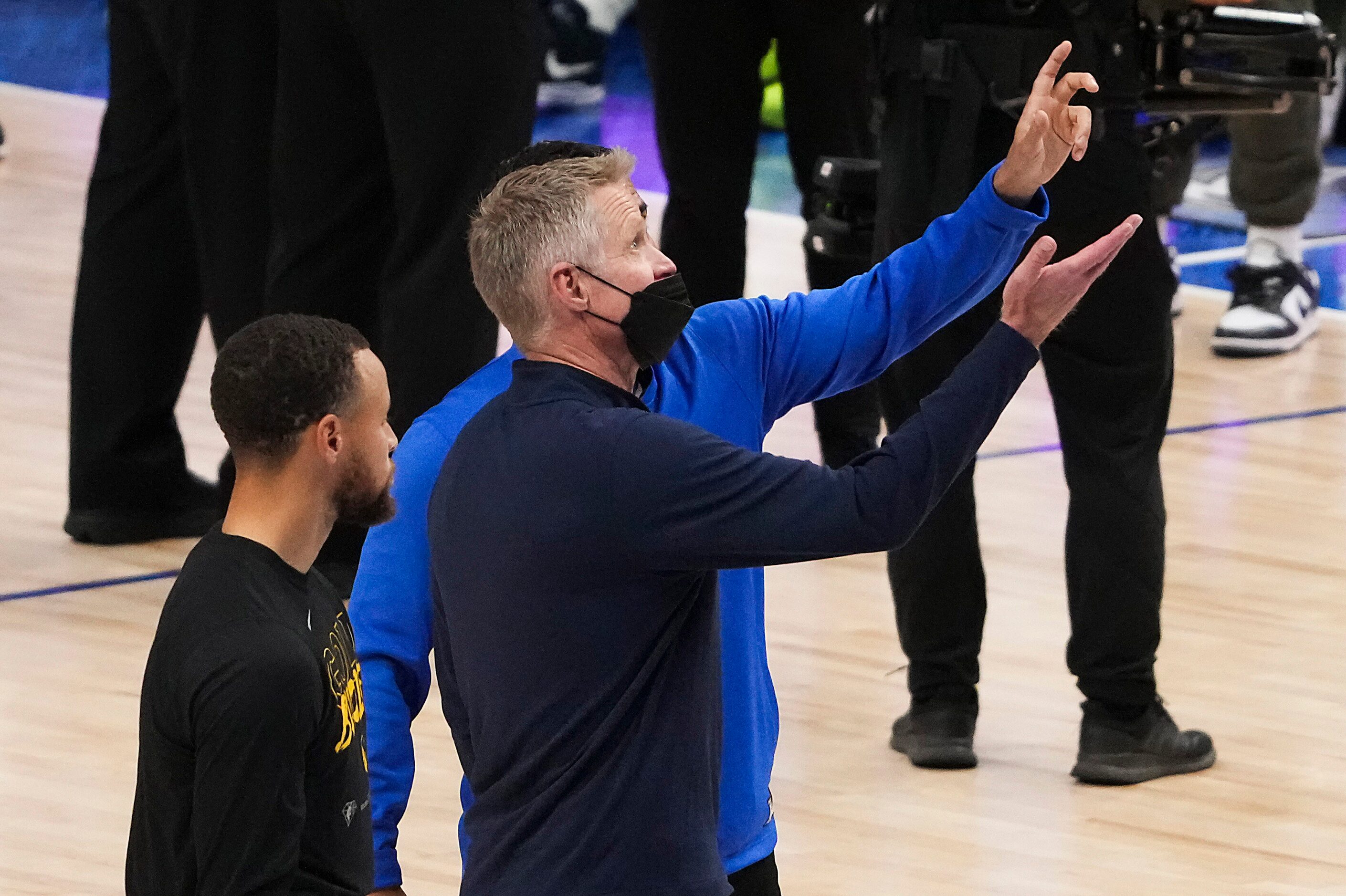 Golden State Warriors head coach Steve Kerr look up at a leaking room with guard Stephen...