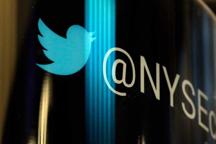 El logotipo de Twitter aparece en un poste de teléfono en el piso de la Bolsa de Nueva York,...