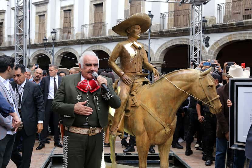 Entre tumultos, Vicente Fernández develó su escultura en la Plaza de Los Mariachis.