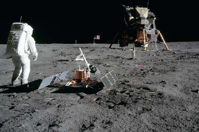 El astronauta Buzz Aldrin instala un aparato científico en la superficie de la Luna durante...