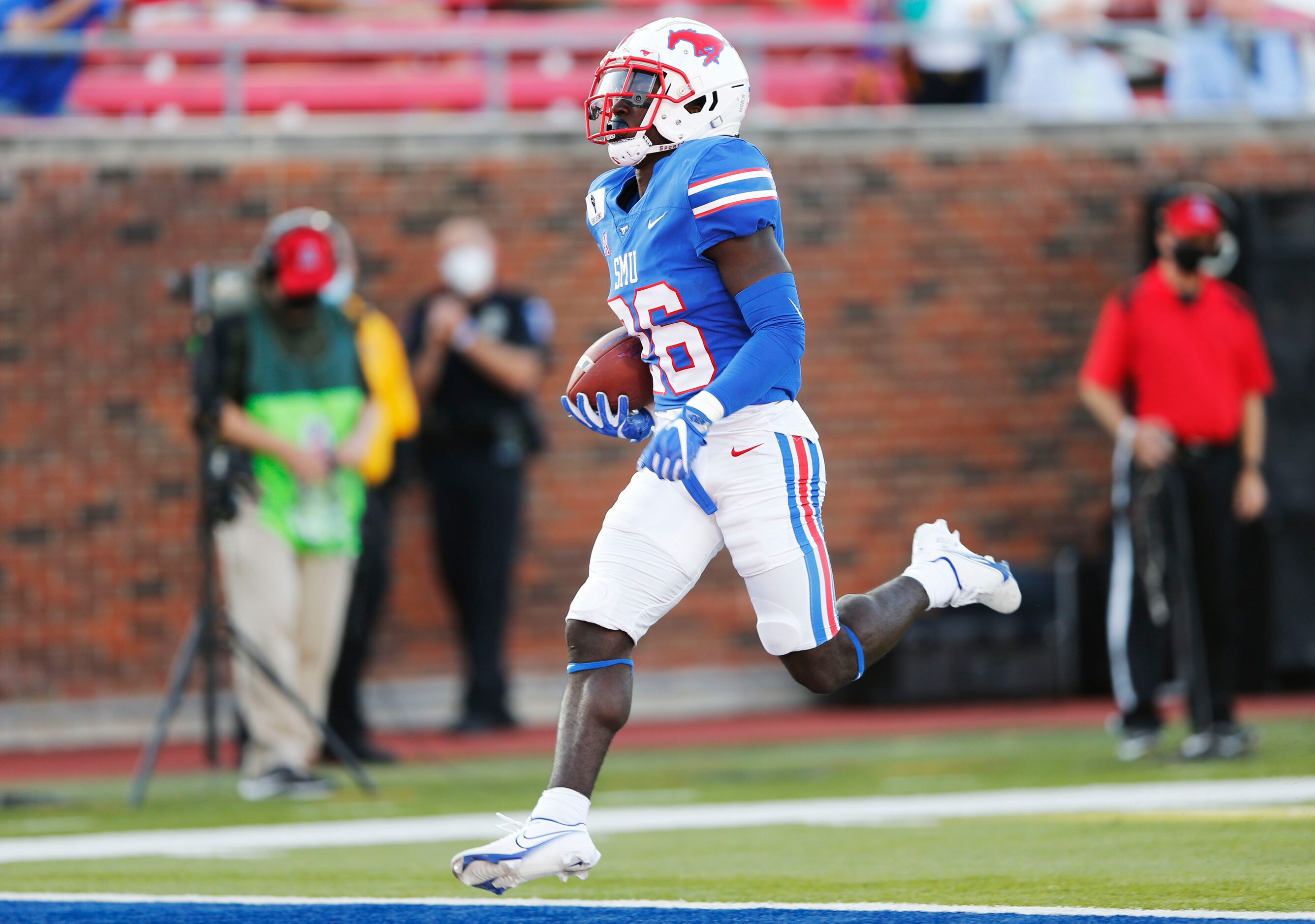 Southern Methodist Mustangs running back Ulysses Bentley IV (26) evades the defense of...