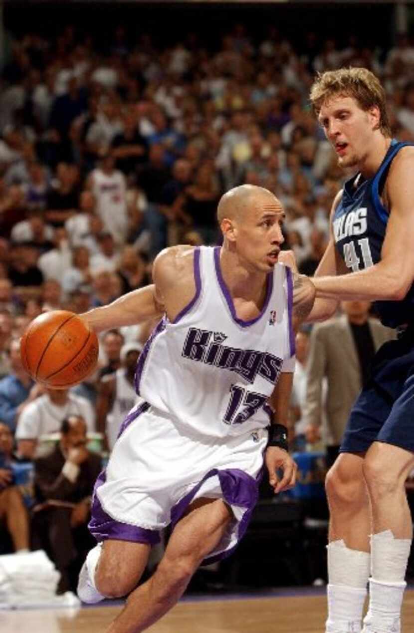 ORG XMIT: *S0408767563* Doug Christie drives past Dirk Nowitzki in the fourth quarter in...