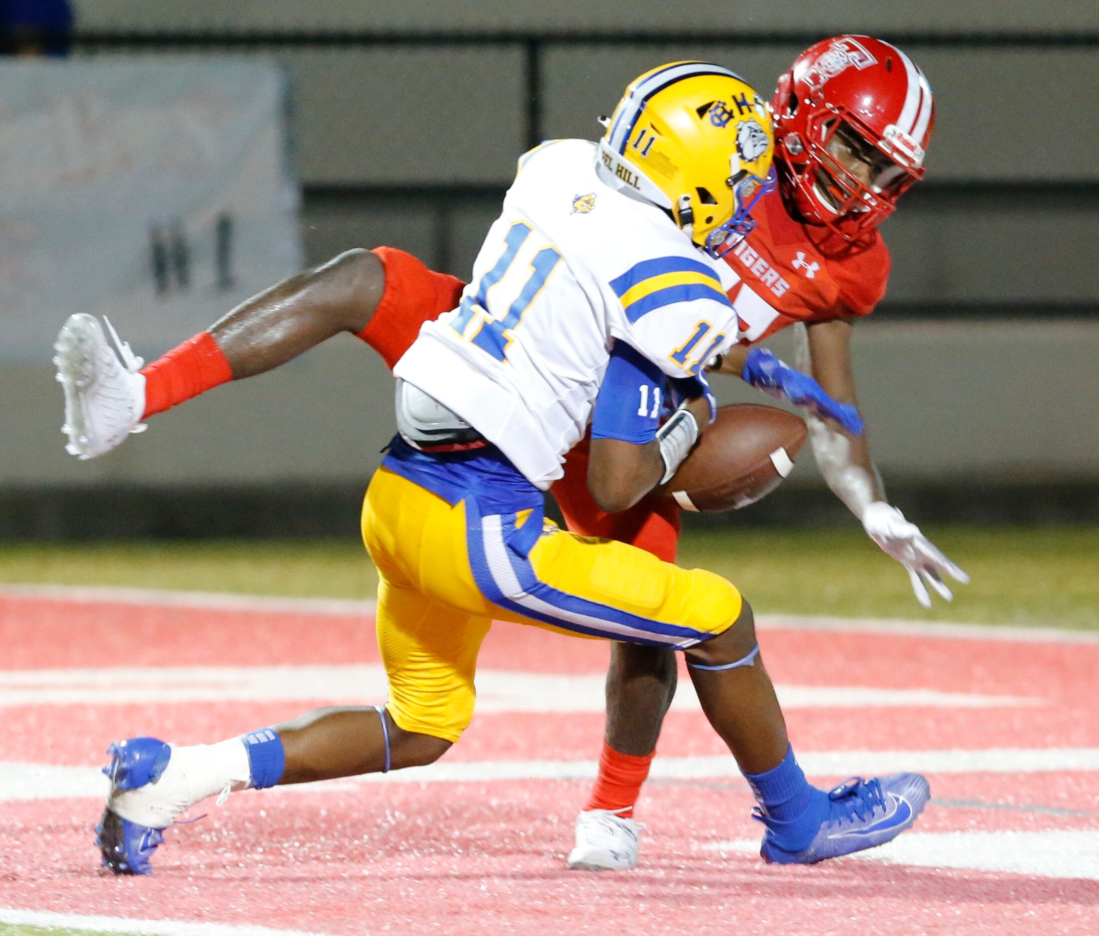 TerrellÕs Shane Harris (22) canÕt hold onto a pass, as Chapel Hill defender Jahade Adams...