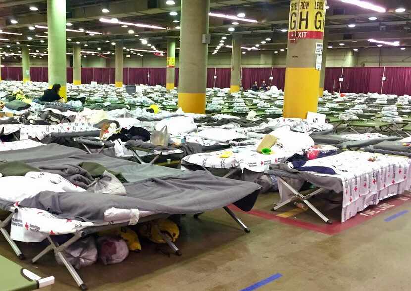 El interior del megarefugio instaladao en el Centro de Convenciones de Dallas. NYT