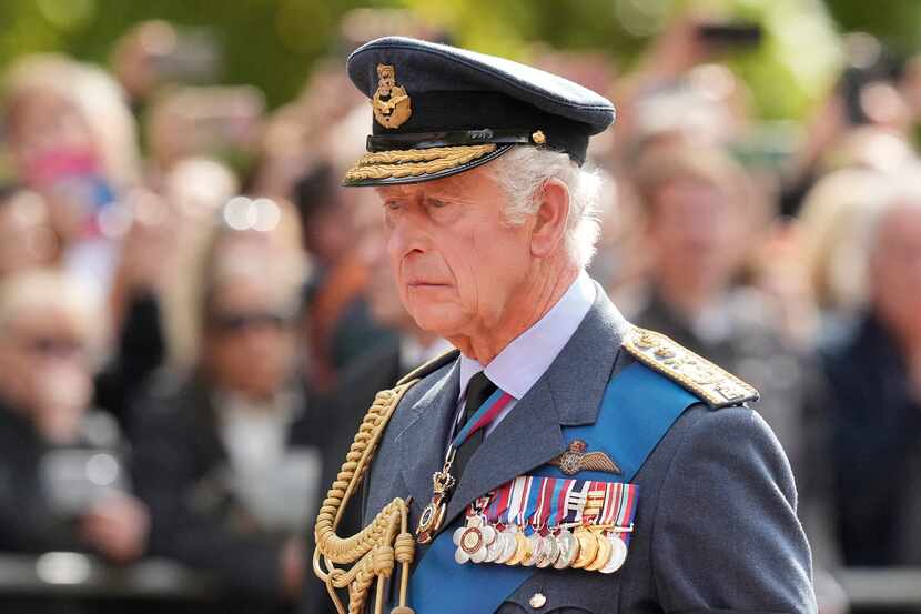 El rey británico Carlos III en el cortejo fúnebre con el ataúd de la reina Isabel II del...