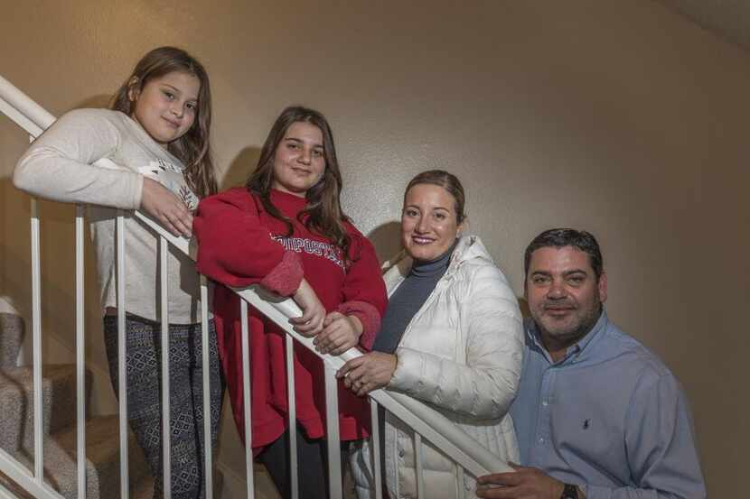 Ángel Pérez (der.) y su esposa Lina Dib, junto a sus hijas Alina (izq.) y Camila que se...