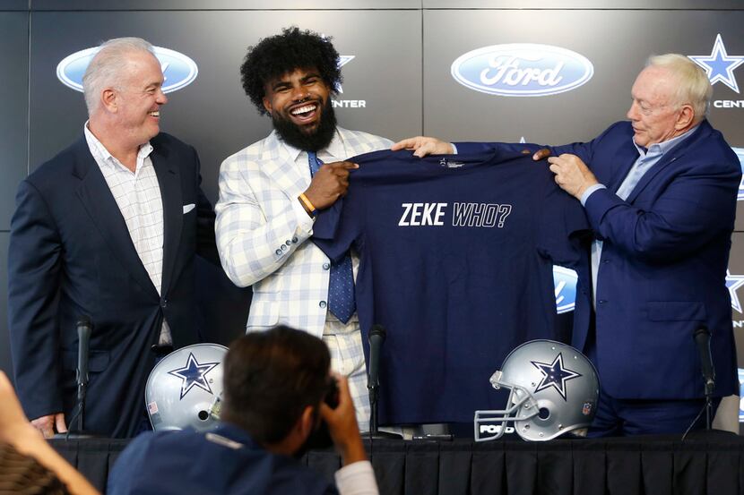 Jerry Jones and Ezekiel Elliott (21) hold up a shirt saying "Zeke who?" as Stephen Jones...