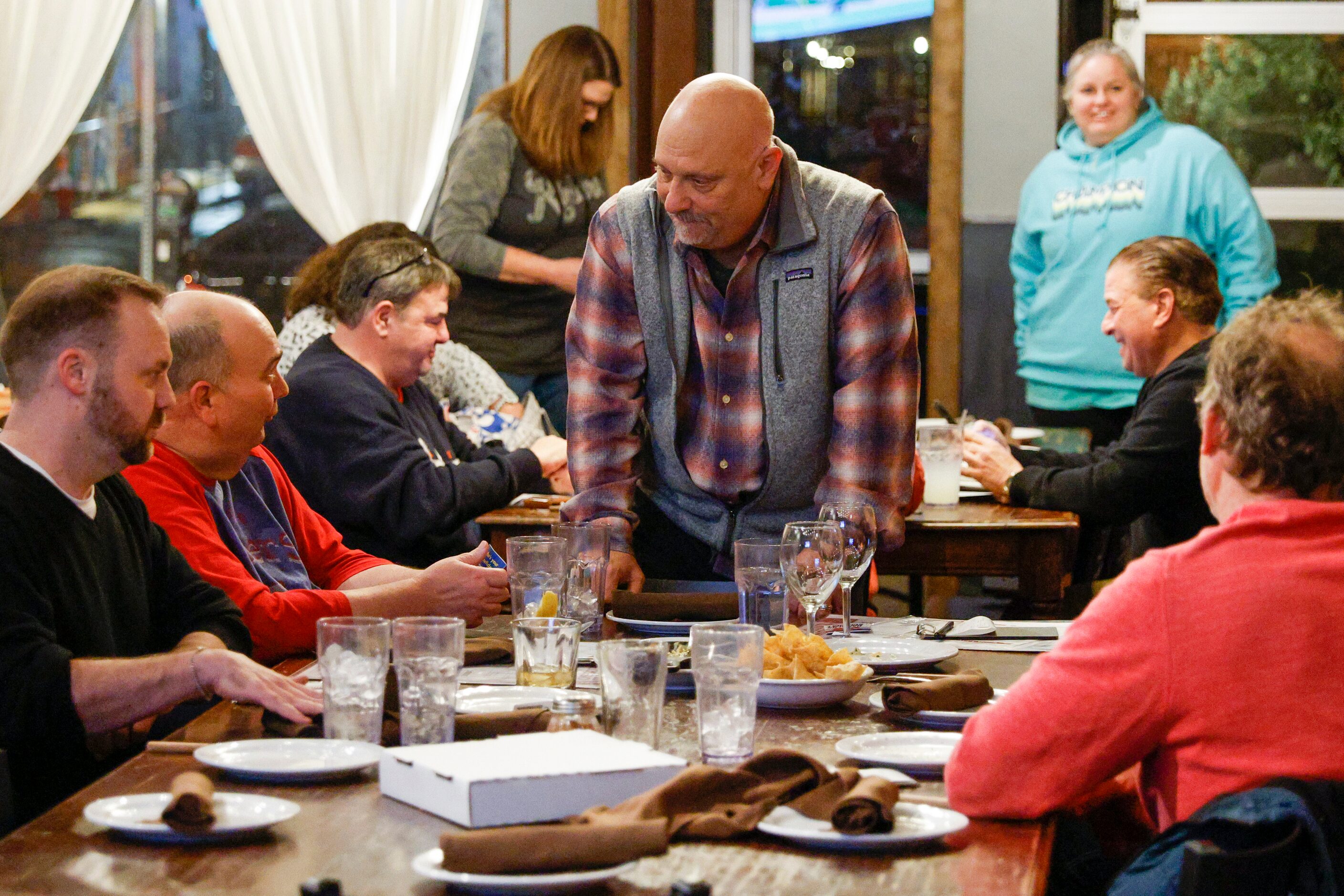 Dallas Morning News baseball writer Evan Grant (center) speaks with attendees after a Texas...