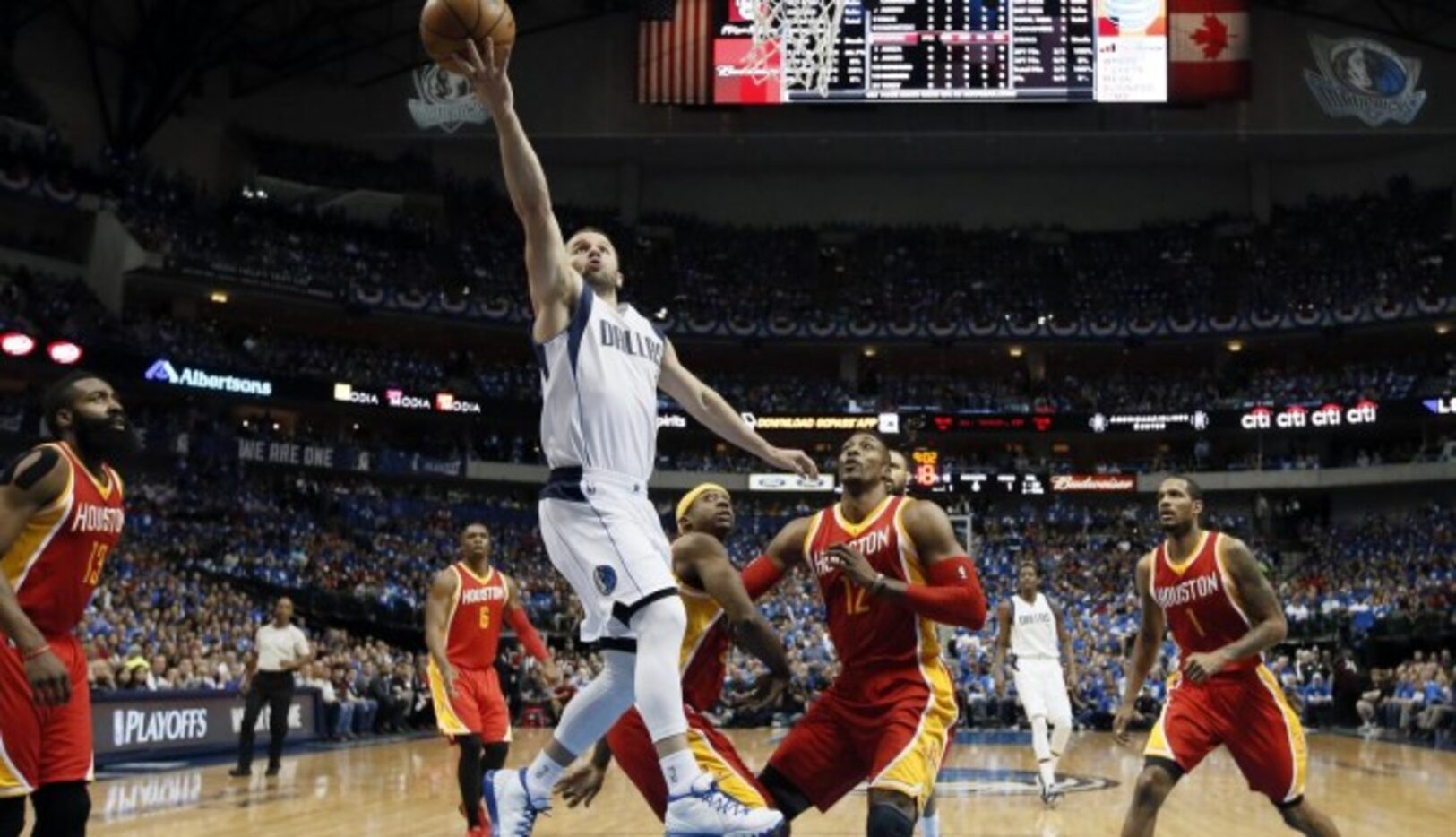 J.J. Barea fue fundamental para la victoria del domingo en la noche por 121-109 de los Mavs...