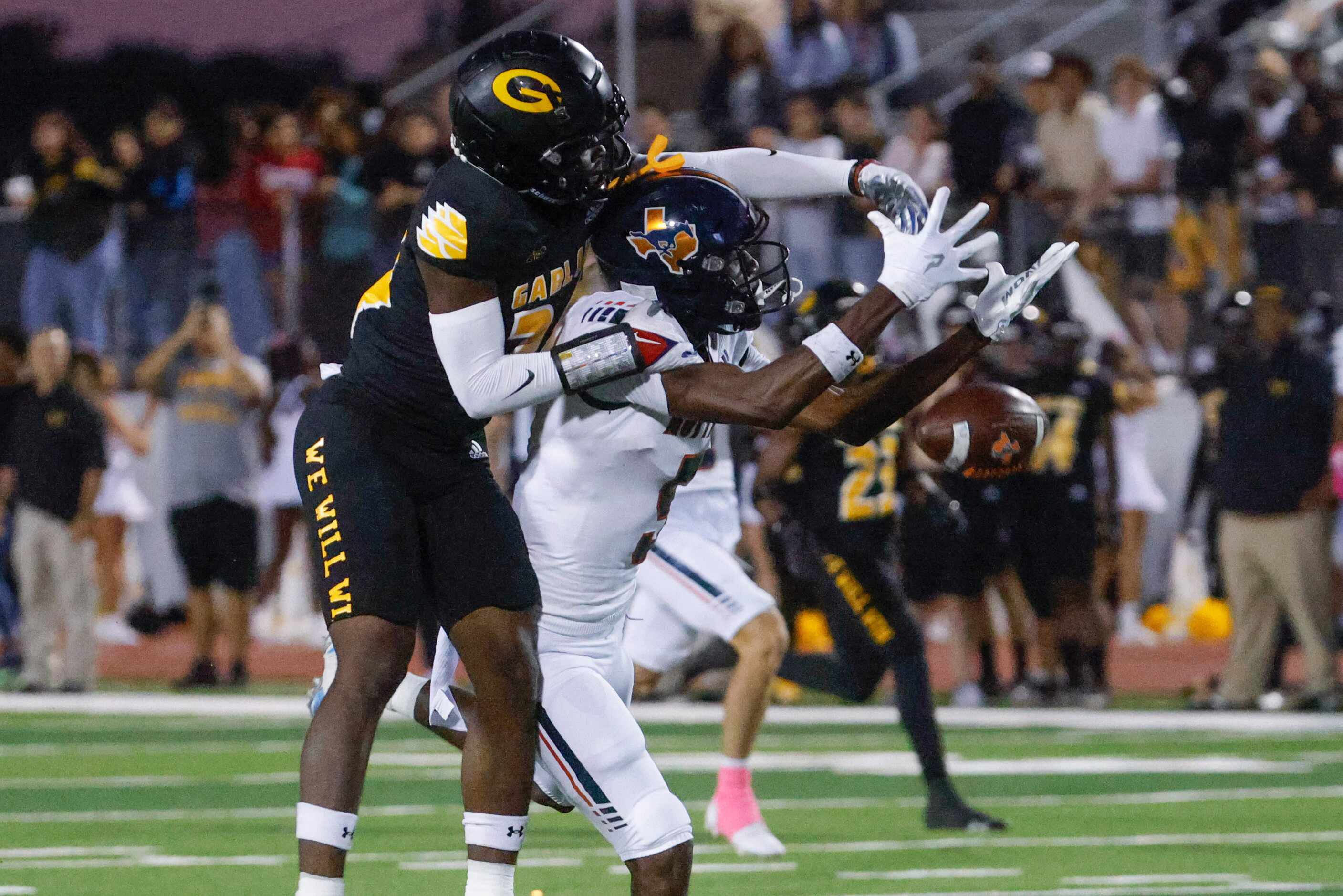 Garland high school’s Terrence Greene (left) misses to catch a pass past Sachse’s Kaliq...